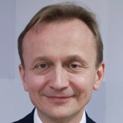 Comisarios 2024 | Piotr Serafinf