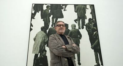 Juan Genovés junto a su cuadro 'En la calle'.