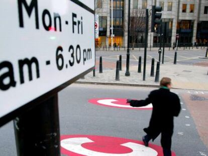 Un hombre cruza una calle dentro del 'Congestion Charge Zone', en Londres.