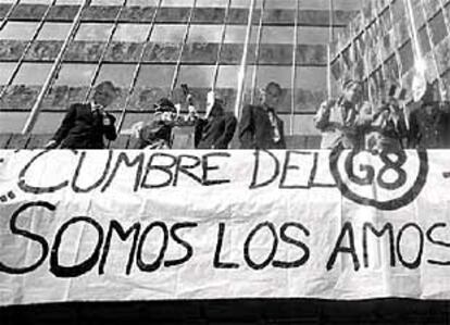 Una protesta contra la globalización frente al BBVA en Bilbao.