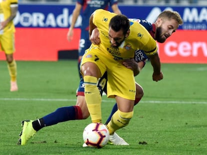 Borja Iglesias pelea el balón con Pulido en el Huesca-Espanyol. 