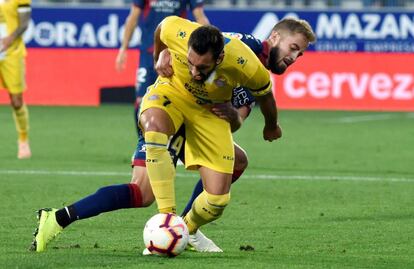 Borja Iglesias pelea el balón con Pulido en el Huesca-Espanyol. 