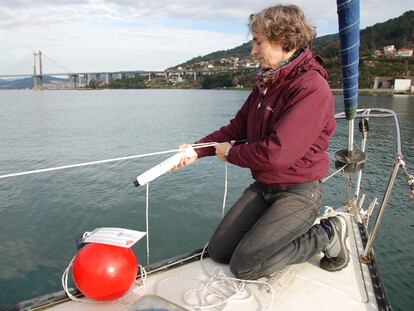 Soledad Torres-Guijarro, a professor at the University of Vigo (Galicia, Spain), at work in the Vigo River estuary.