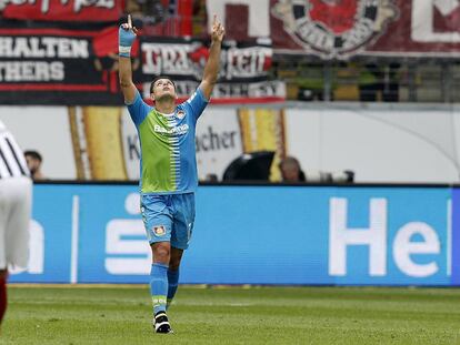 Chicharito celebra el gol.