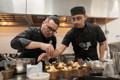 Marat Aguilera, cocinando junto a un alumno en la cocina de Gastromotiva, en Ciudad de México