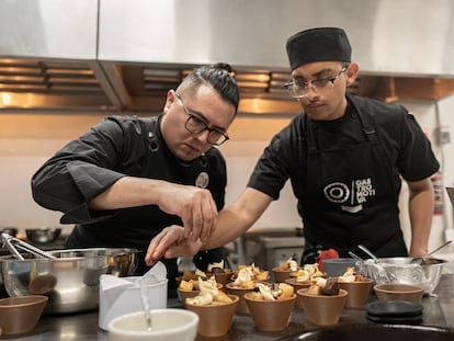 Marat Aguilera, cocinando junto a un alumno en la cocina de Gastromotiva, en Ciudad de México