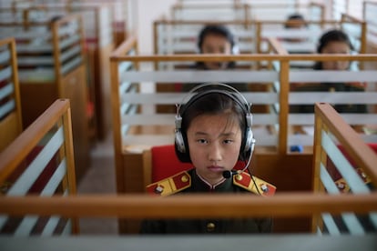 Hay otra escuela separada para chicas llamada Kang Pan Sok que depende de la Escuela Revolucionaria Mangyongdae, en Pyongyang (Corea del Norte).
