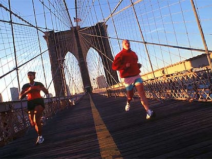 Pasarela peatonal en el puente de Brooklyn. Construido entre 1870 y 1883 (se abrió al tráfico en mayo de aquel año), mide 1.834 metros  y une Manhattan y Brooklyn.