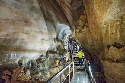 Visitantes en el interior de la cueva de hielo de Dobšinská.