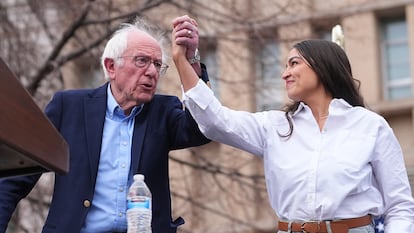 Bernie Sanders y Alexandria Ocasio-Cortez