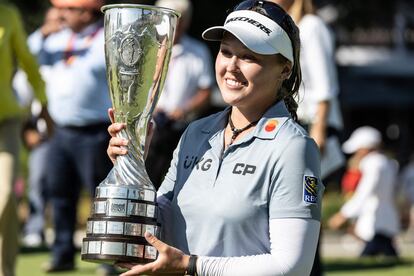 Brooke Henderson, con el trofeo.