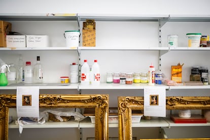 Una estantería del Taller de dorado y estucos de Patrimonio Nacional en el Palacio Real de Madrid, el 29 de mayo.