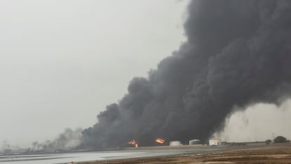 Una columna de humo se levanta del puerto de Hodeida (Yemen) tras el ataque israelí, este domingo.