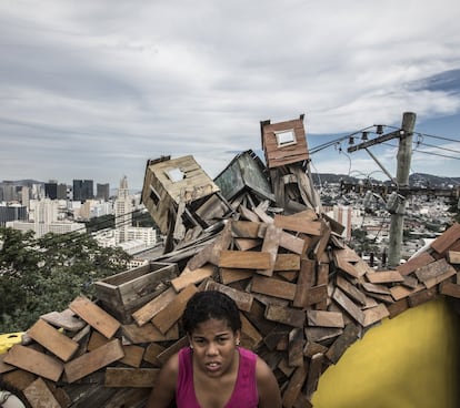 A Casa Amarela, situada na fronteira invisível disputada por traficantes e policiais, oferece aulas de inglês, arte, música e leitura para as crianças da comunidade.