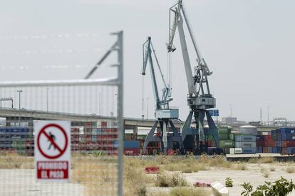 Grúas para descargar barcos en el puerto de Sevilla