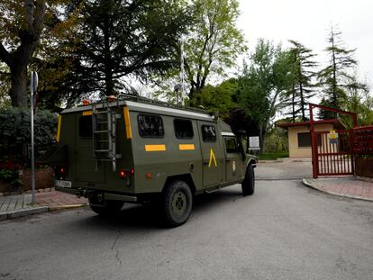 Un furgón militar de la Unidad Militar de Emergencia (UME) entra a la residencia de mayores Manoteras, en Madrid, donde los efectivos llevan a cabo labores de desinfección.