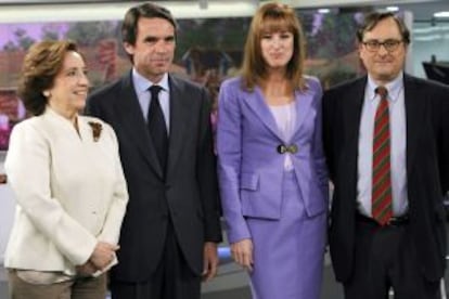 Aznar, acompañado por la directora de Informativos de Antena 3, Gloria Lomana; la periodista Victoria Prego y el director de La Razón, Francisco Marhuenda, momentos antes de la entrevista.