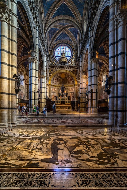 Un enorme mosaico de mármol cubre el suelo de la catedral de Siena.