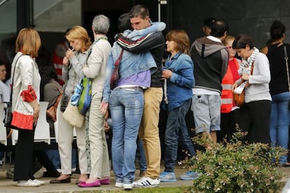 Familiares de las víctimas, a las puertas del edificio habilitado para atenderles.