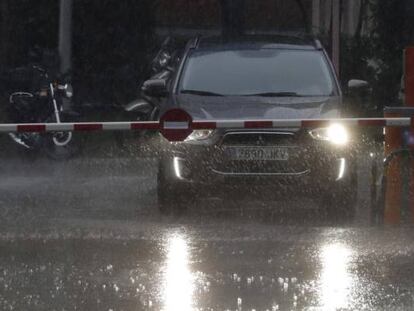 Momento en que la tormenta descargaba lluvia sobre Madrid el jueves 6 de julio.