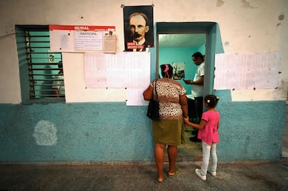 Una mujer, acompañada de su hija, espera para votar en un colegio electoral durante el referéndum sobre el nuevo Código de Familia en La Habana. 