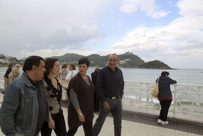 Iñaki Arriola, primer a la derecha, junto a Eider Gardeazabal, en San Sebastián.