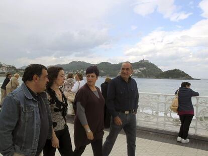 Iñaki Arriola, primer a la derecha, junto a Eider Gardeazabal, en San Sebastián.