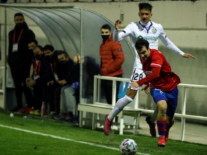 David Alba, del Getafe, lucha un balón con Mikel Arzalluz.