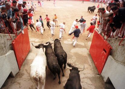 Los toros entran en la plaza después de un encierro, en 1999.