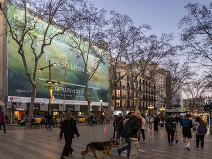 Publicidad de telefonía móvil en La Rambla de Barcelona.