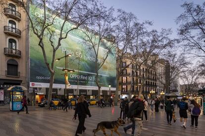 Publicitat de telefonia mòbil en La Rambla de Barcelona.