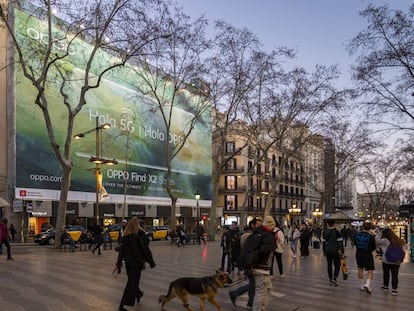 Publicitat de telefonia mòbil en La Rambla de Barcelona.