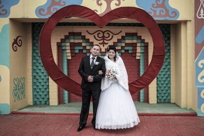Solo y Mariam, el día de su boda, el 15 de abril de 2011, en un parque a las afueras de Bishkek. Solo secuestró a su esposa a petición de ella, para evitar pagar la dote que le exigía su suegro y abratar los costos de la boda. Ambos estaban enamorados.