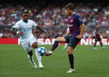 El jugador del Barcelona Sergi Roberto pasa el balón a un compañero en una acción del partido.