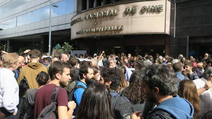 La convocatoria en las puertas del instituto fue masiva.