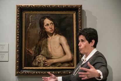 La conservadora del museo Lazaro Galdiano, Carmen Espinosa, con el cuadro 'San Juan Bautista', de la pintora barroca Michaelina Wautier.