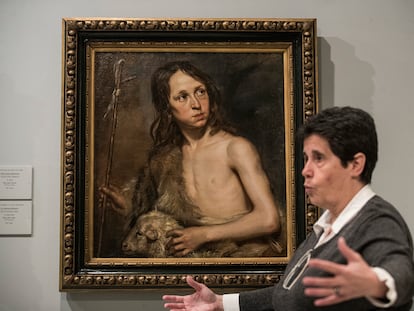 La conservadora del museo Lazaro Galdiano, Carmen Espinosa, con el cuadro 'San Juan Bautista', de la pintora barroca Michaelina Wautier.