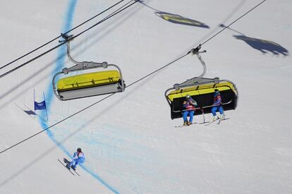 Vista de los telesillas que sobrevuelan las pistas donde se celebran las sesiones de entrenamiento de esquí alpino en las pistas de Rosa Khutor. 