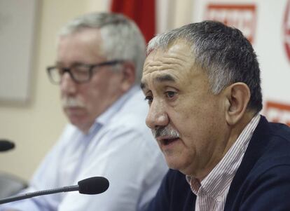 Los secretarios generales de CCOO y UGT, Ignacio Fernández Toxo, a la izquierda, y Pepe Álvarez, respectivamente