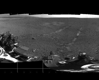 Primeras marcas de rodadas que ha dejado en Marte el robot 'Curiosity', en primer plano.