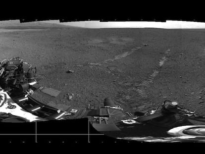 Primeras marcas de rodadas que ha dejado en Marte el robot &#039;Curiosity&#039;, en primer plano.