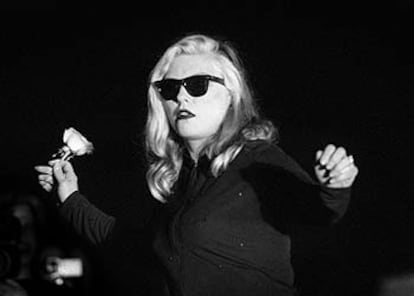 Debbie Harry, cantante de Blondie, durante una actuación en el Palau Sant Jordi de Barcelona en 1999.