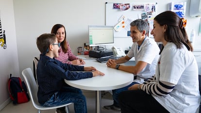 Daniel Natera y Berta Estévez, de Sant Joan de Déu, en la consulta con Martí Solé y su madre, Pilar Duque.