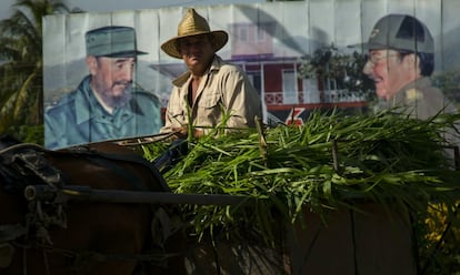 En el complejo también se encuentra el mausoleo que guarda los restos de Ángel Castro, su esposa Lina Ruz, y algunos hermanos de los líderes. En la imagen, un agricultor pasa con su carromato junto a un cártel que da la bienvenida a la casa museo de los Castro.