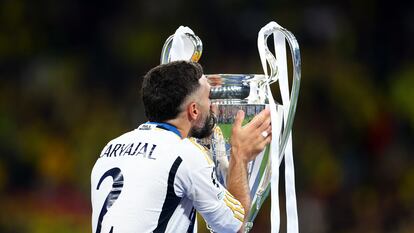 Carvajal besa el trofeo de la Champions después de ganar en Wembley.