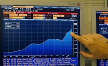 Pantalla que muestra el gr&aacute;fico del eur&iacute;bor a doce meses. EFE/Archivo