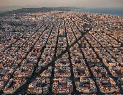 Vista aérea del Eixample, donde se ve el plan de las manzanas de Cerdà, originalmente con jardines públicos en el centro que con el tiempo fueron cerrándose, transformando la ciudad en una cuadrícula para coches. Las supermanzanas contemplan cerrar al tráfico conjuntos de cuatro por cuatro manzanas de Cerdà.