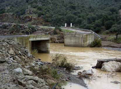 Efectivos de la Unidad Militar de Emergencia, en la cabeza del puente arrasado por las fuertes lluvias.