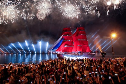 Cientos de espectadores observan los fuegos artificiales de la fiesta de las Velas Escarlatas, que se celebra en honor a los graduados de instituto en San Petersburgo, el pasado sábado. 