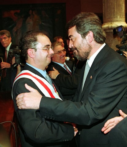 Juan Alberto Belloch saluda al nuevo presidente de la Diputación Provincial de Zaragoza, Javier Lambán, del PSOE, al final del acto de constitución de la nueva corporación, el 15 de julio de 1999.
